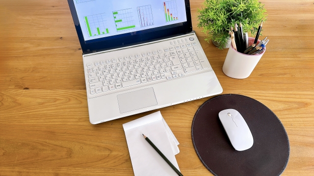 パソコンで情報を整理するデスクのイメージ